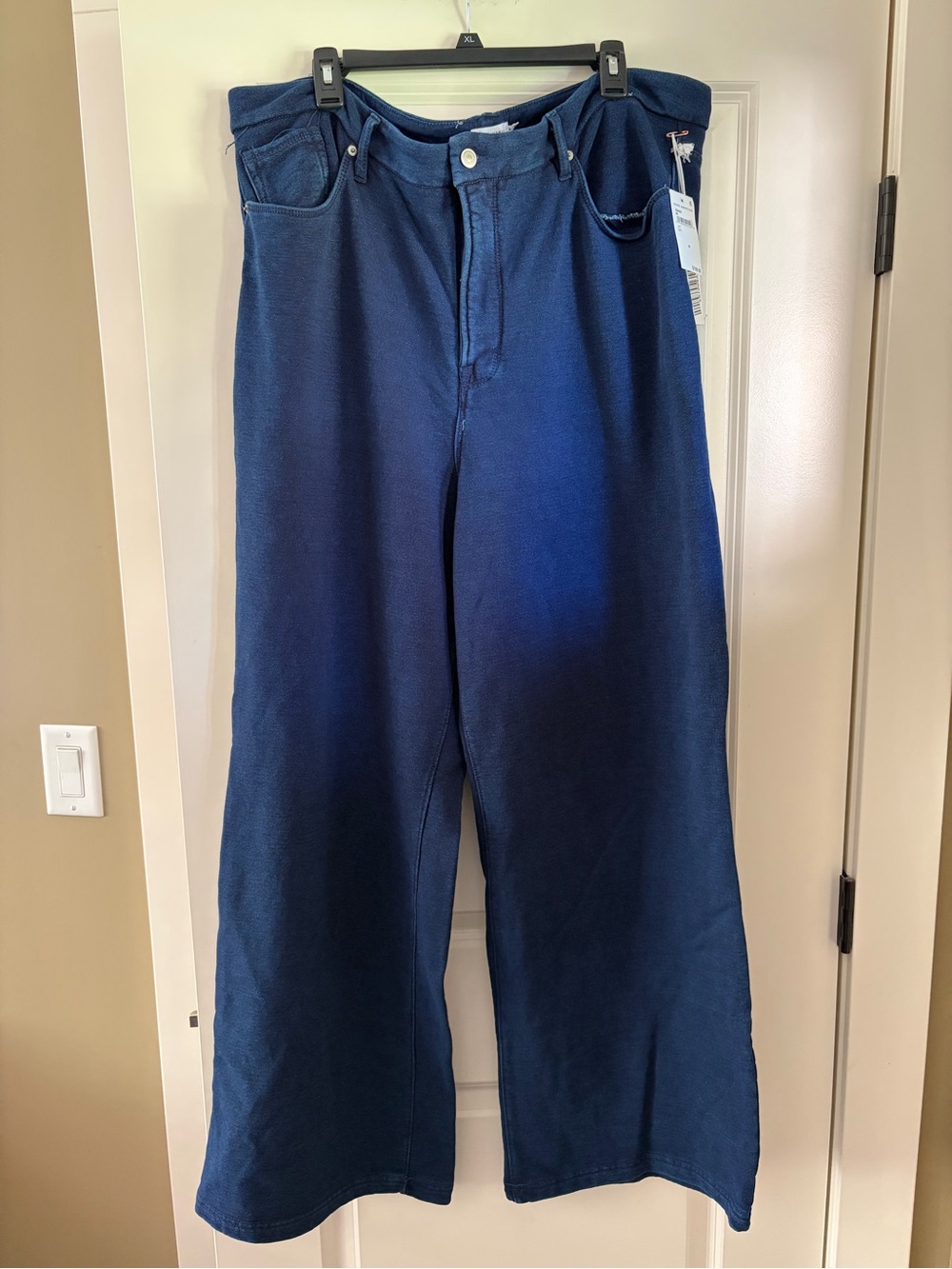 NWT Good American Women’s Sweatshirt Like Material Jeans